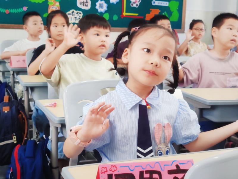 5.手势舞 快乐一年级.jpg